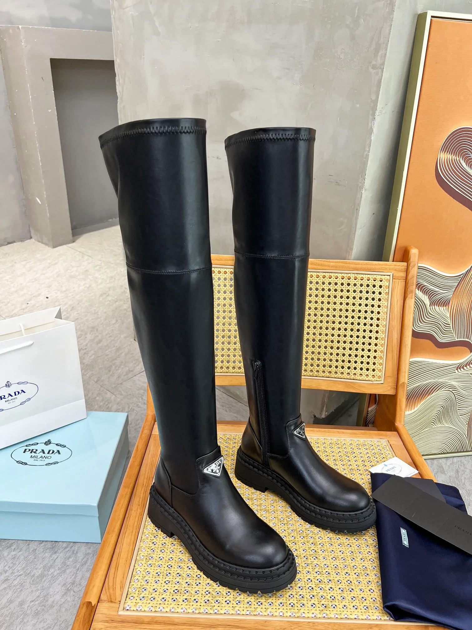 👟👟Ex-factory price 640👟👟 PRADA's top version of platform platform thick-soled pocket triangle logo. The original version is 1:1 customized and has been used by many Internet celebrities. This shoe has injection molded triangular letter luogo technology, which is very popular this year. Stretch boots can be worn for both leisure and sports... ❶Material: Customized cowhide ➕Boot elastic Pu. Injection-molded triangle logo ❷Inner lining: customized sheepskin ❹Outsole: original molded rubber outsole ❺Sole thickness: 4.5cm ❻Size: Women's 35-41.